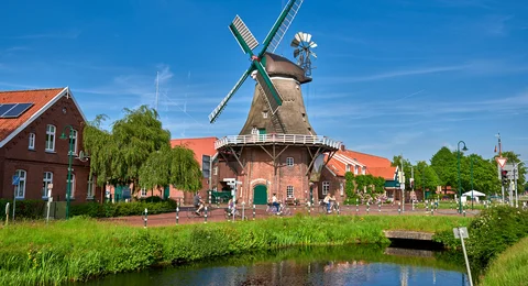 Die Reiseregion Ostfriesland © Achim Meurer Mühle am Kanal in Ostfriesland