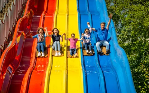 Zu Dinos wandern und Wakeboarden im Sitzen