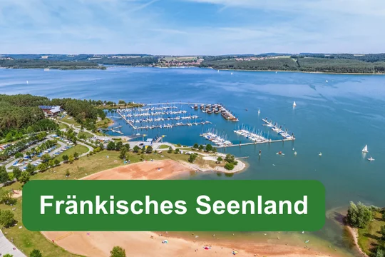 Fränkisches Seenland Panoramablick über den Brombachsee mit Yachthafen und Textfeld ‚Fränkisches Seenland‘.