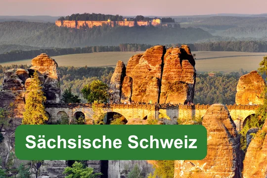 Sächsische Schweiz Basteibrücke und Felsformationen in der Sächsischen Schweiz, ergänzt durch das Textfeld ‚Sächsische Schweiz‘.