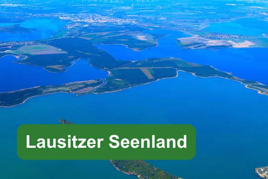 Lausitzer Seenland Panoramablick über das Lausitzer Seenland mit mehreren Seen und Textfeld ‚Lausitzer Seenland‘.