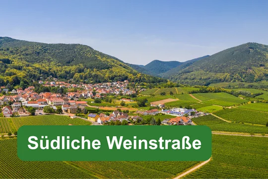 Südliche Weinstraße Weinlandschaft mit Winzerdorf und Pfälzerwald, ergänzt durch das Textfeld „Südliche Weinstraße“