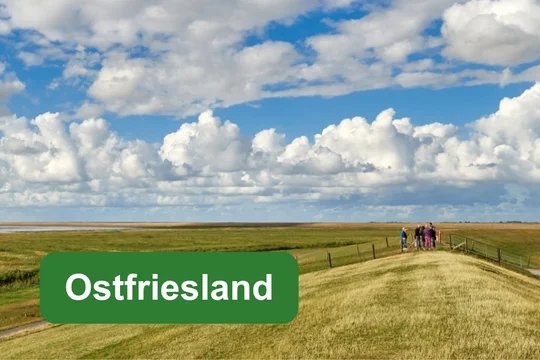 Ostfriesland Pilsumer Leuchtturm an der Nordseeküste mit Deichlandschaft und Textfeld ‚Ostfriesland‘.